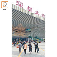 大批旅客滯留在深圳北站內。（黃熙攝）