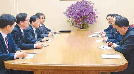 南韓特使團（左）與北韓官員（右）會面。（美聯社圖片）
