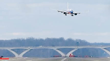 聯合航空客機被強風吹得左搖右擺。（互聯網圖片）