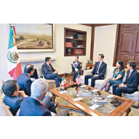 特朗普女婿兼白宮顧問庫斯納（右三）周三與墨西哥總統涅托會面。