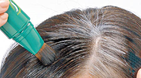 不少人都用染髮劑將白髮染黑，醫生呼籲不宜頻繁染髮。（資料圖片）