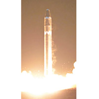 北韓去年頻頻試射導彈。圖為火星十五型洲際彈道導彈。