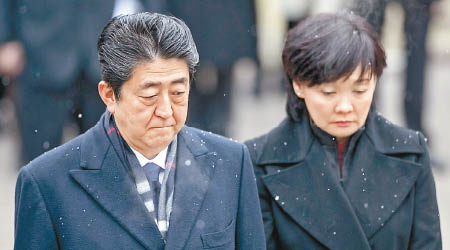 醜聞勢進一步打擊安倍晉三（左）的民望。右為其妻安倍昭惠。