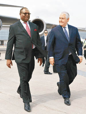 尼日利亞亦是蒂勒森（右）訪問行程之一。（美聯社圖片）