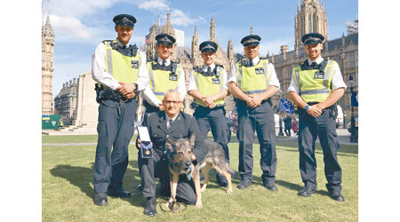 護主勇犬芬恩與一眾警員合照。