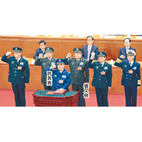 軍委副主席許其亮帶領張又俠及中央軍委委員宣誓。