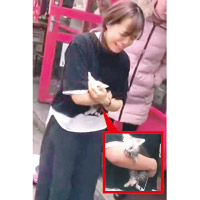 寵物店女店員抱起小貓（小圖），看見小貓的慘況不禁痛哭。