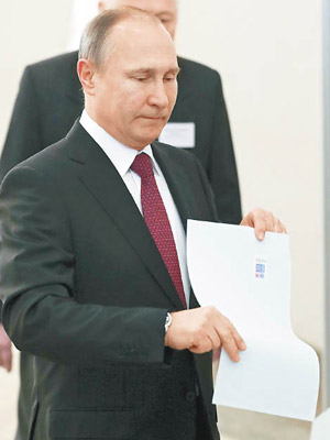 普京到莫斯科票站投票。（美聯社圖片）