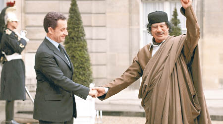 薩爾科齊（左）當選後邀卡達菲（右）訪法。（資料圖片）