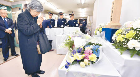 死難者家屬出席悼念儀式。（美聯社圖片）