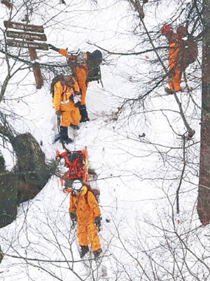 救援人員前往拯救被困的登山人士。（美聯社圖片）