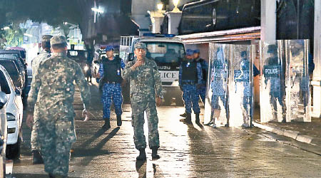 馬爾代夫解除緊急狀態令。圖為士兵在街上巡邏。（資料圖片）