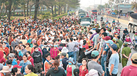 網傳鞋廠有數千名工人罷工，上街抗議。