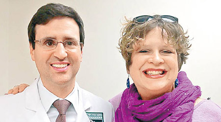 斯科特（右）參與國家治療研究中心的「免疫療法」試驗。（互聯網圖片）