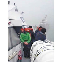 乘客穿上救生衣待救。（互聯網圖片）