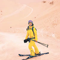 俄羅斯<br>遊人在披上橙妝的滑雪場滑雪。（互聯網圖片）