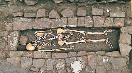 中世紀孕婦在墳墓中「誕嬰」。（互聯網圖片）