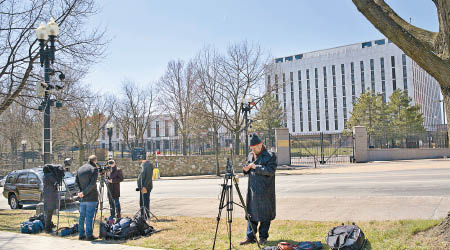 一批記者在俄羅斯駐華盛頓大使館外採訪。（美聯社圖片）