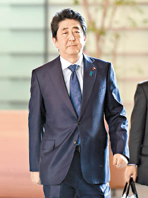 安倍晉三捲入森友學園低價買地的醜聞。