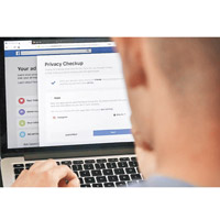 Facebook推出補救措施，保障用戶私隱。（美聯社圖片）
