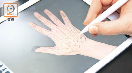 新iPad支援Apple Pencil，對應壓力感覺，可畫到深淺筆觸。（陳志滔攝）