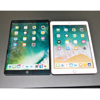 全新9.7吋iPad（右）跟10.5吋iPad Pro（左）比較，前者邊框較粗，屏幕也較細。