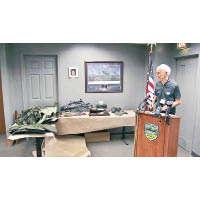 警方展示從孫安佐房間搜出的槍械和防彈背心等。（互聯網圖片）