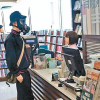 孫安佐曾戴着防毒面具現身台灣的書店。