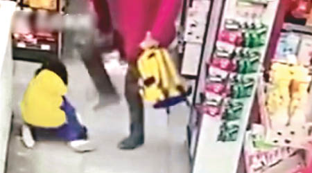 婦人在超市內暴打孫女。（互聯網圖片）