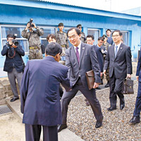 趙明均（中）經板門店進入北韓，與北韓官員握手。
