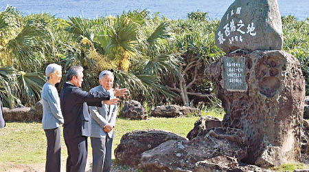 明仁夫婦（左及右）在與那國島，遠眺台灣。（互聯網圖片）