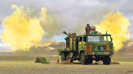 解放軍去年曾在西藏試射155毫米車載加榴炮。