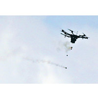 以軍使用無人機，於高空施放催淚氣體。