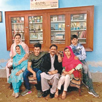 馬拉拉（前右）重返巴基斯坦舊居，與家人留影。（美聯社圖片）