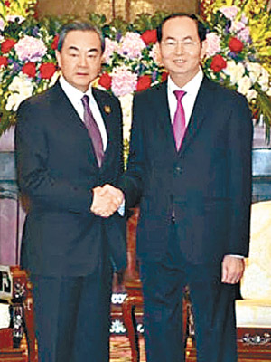 王毅（左）與陳大光（右）會晤時握手。（互聯網圖片）