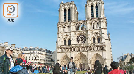 巴黎聖母院吸引全球各地遊客到訪。（呂靜儀攝）