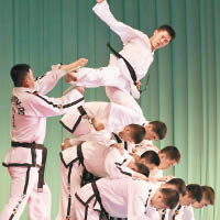 兩韓的跆拳道示範團昨在平壤首次演出。