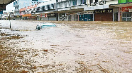 斐濟街道被洪水浸沒。（互聯網圖片）