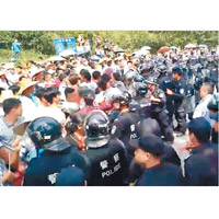 警民雙方發生推撞。（讀者提供）