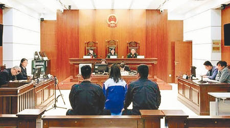 未成年女被告出庭受審。（互聯網圖片）