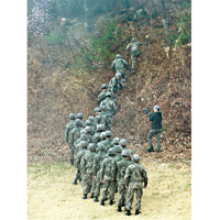 南韓軍方派員搜救。（互聯網圖片）