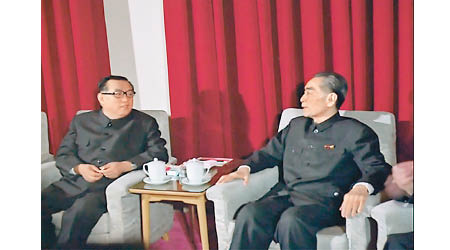 北韓電視台播出周恩來（右）與金日成（左）會面的片段。