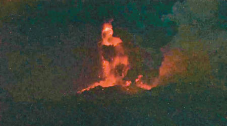 新燃岳再度噴發，氣象廳呼籲民眾提防。（互聯網圖片）