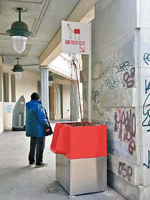 巴黎市政府於街上設立「環保小便盤」，被認為治標不治本。