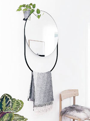 鏡面兩邊延伸出來的彎形金屬杆可以用來掛毛巾。