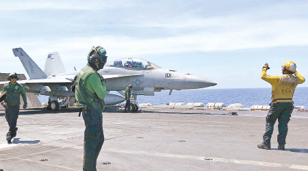 美媒指航母羅斯福號的F18艦載戰機頻繁作升降訓練。（美聯社圖片）