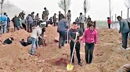 大批村民手持挖掘工具到場「尋寶」。（互聯網圖片）