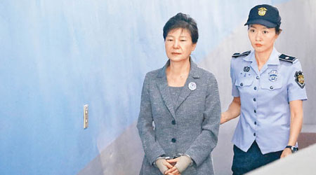 朴槿惠（左）執政時曾封殺文藝界人士。（資料圖片）