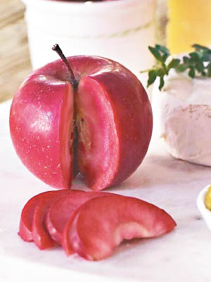 澳洲首批紅肉蘋果推出市面。（互聯網圖片）