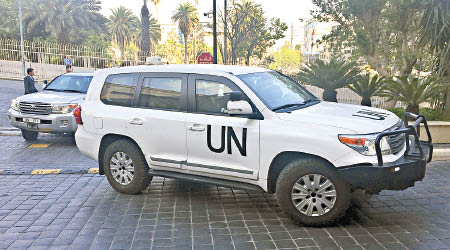 禁止化學武器組織人員坐車抵達大馬士革。（美聯社圖片）